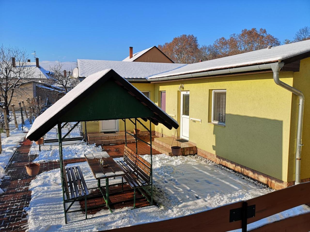 Apartman Kaszas Garden Mosonmagyarovar Exterior photo